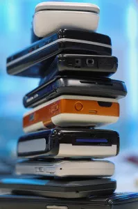 Nur 18 Monate ist ein Handy durchschnittlich im Einsatz, dann kommt ein neueres Modell ins Haus. Gut zu wissen: Für die ausrangierten Geräte gibt es online noch gutes Geld.