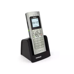 Telefonieren ohne Stress: Das schnurlose Telefon verbindet sich automatisch mit den Hörgeräten und reduziert automatisch Störgeräusche. Foto: djd/Phonak