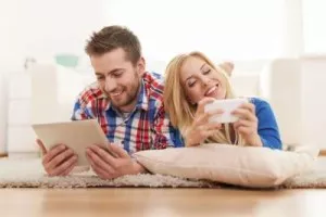 Die Displays werden größer, die Entertainment-Möglichkeiten immer vielfältiger: Mobile Kommunikation per Smartphone, Tablet oder demnächst auch Phablet erhält immer größeren Stellenwert.