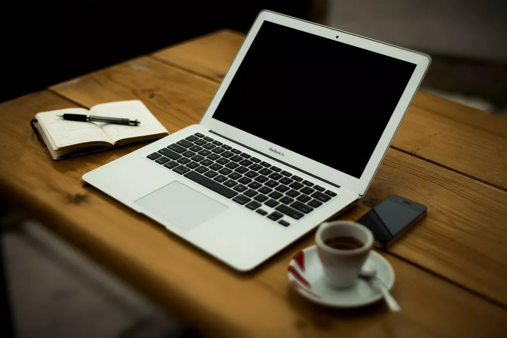 In letzter Zeit hört man immer öfter, dass Blogger mittlerweile von Ihren Blogs leben können. Auch wenn es dahin ein weiter Weg ist, beginnt die Reise doch immer mit einem ersten Schritt. In unserem Artikel möchten wir Dir zeigen, wie du deinen ersten Blog aufbauen kannst – und wer weiß, vielleicht kannst du ja auch bald vom bloggen leben. Aber fangen wir von vorne an: In unseren sieben Schritten zeigen wir dir, wie du deinen ersten Blog aufbaust und die ersten Leser auf deine Seite holst